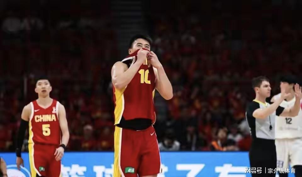 中国男篮决战卡塔尔，首发五人大调整，郭士强听劝，派最强阵容