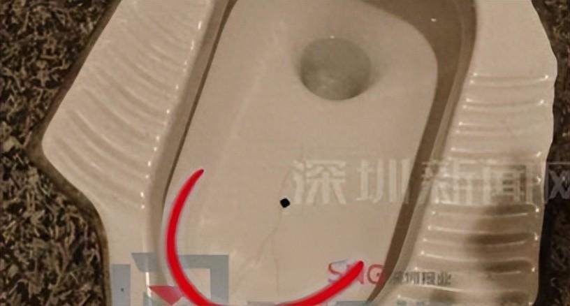 深圳一图书馆女厕蹲便器上有圆形孔洞，有人怀疑是针孔摄像头，当地回应